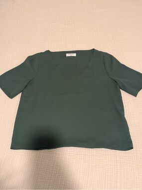 Aritzia Babaton V-Neck Short Sleeve Blouse in Deep Green